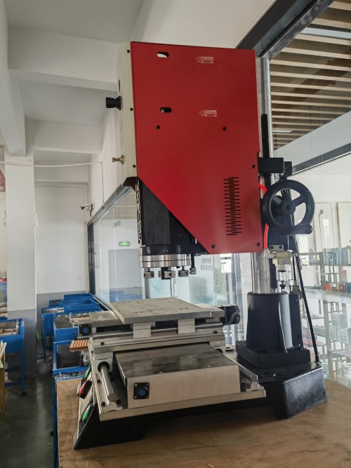 半自动打火机焊接机